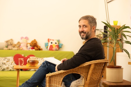 Psychologe Schabetsberger sitzend in der Praxis 1200 Wien