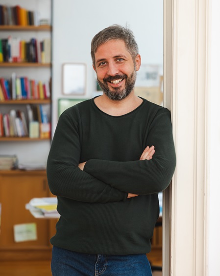 Mag. Tobias Schabetsberger begrüßt in seiner Praxis für Psychologie in Wien 1090 und 1200