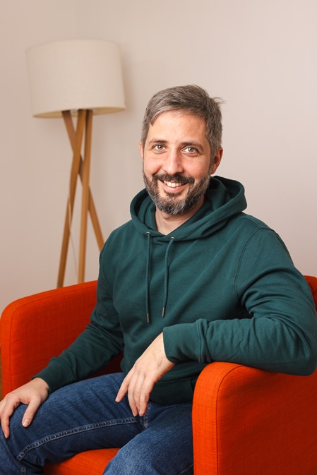 Psychologe Tobias Schabetsberger in seiner Praxis
